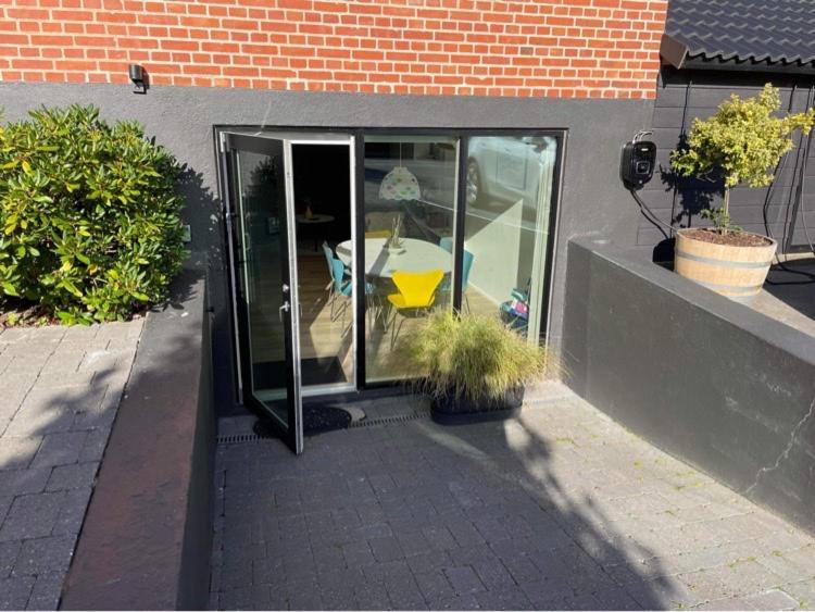 Nyistandsat Hojloftet Kaelderlejlighed Pa 70 M2 I Viborg Centrum, Med Plads Til 4 Personer Εξωτερικό φωτογραφία